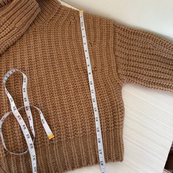 Banana Republic Italian Merino Cropped Sweater Size XS Camel Chunky Knit Funnel - Picture 13 of 13